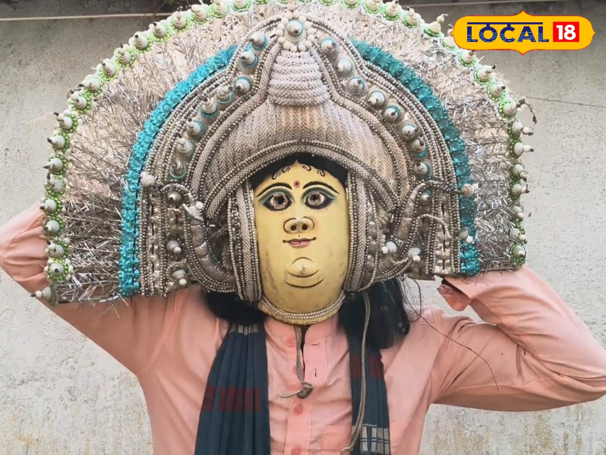 পুরুলিয়ার প্রখ্যাত ছৌ শিল্পী আজ অর্থ সঙ্কটে ধুঁকছেন! সরকারের কাছে সাহায্যের আবেদন