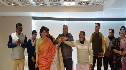 সাংসদ-বিধায়কের ঝগড়া মেটালেন কল্যাণ৷ সাংসদ-বিধায়কের ঝগড়া মেটালেন কল্যাণ৷