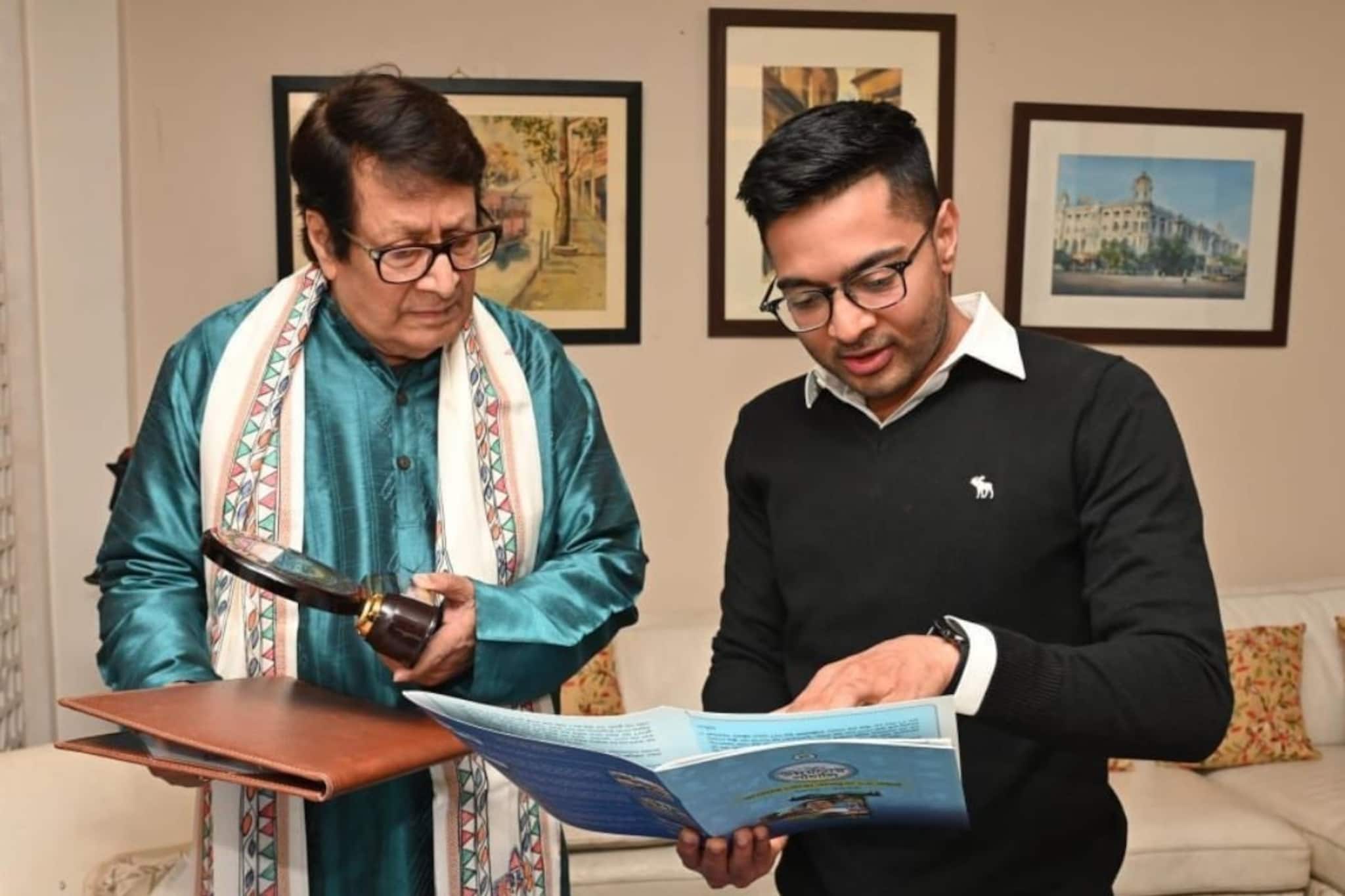 বিধানসভা ভোট আসন্ন! তার আগেই রঞ্জিত মল্লিকের বাড়িতে অভিষেক, তুলে দিলেন 'উন্নয়নের পাঁচালি'