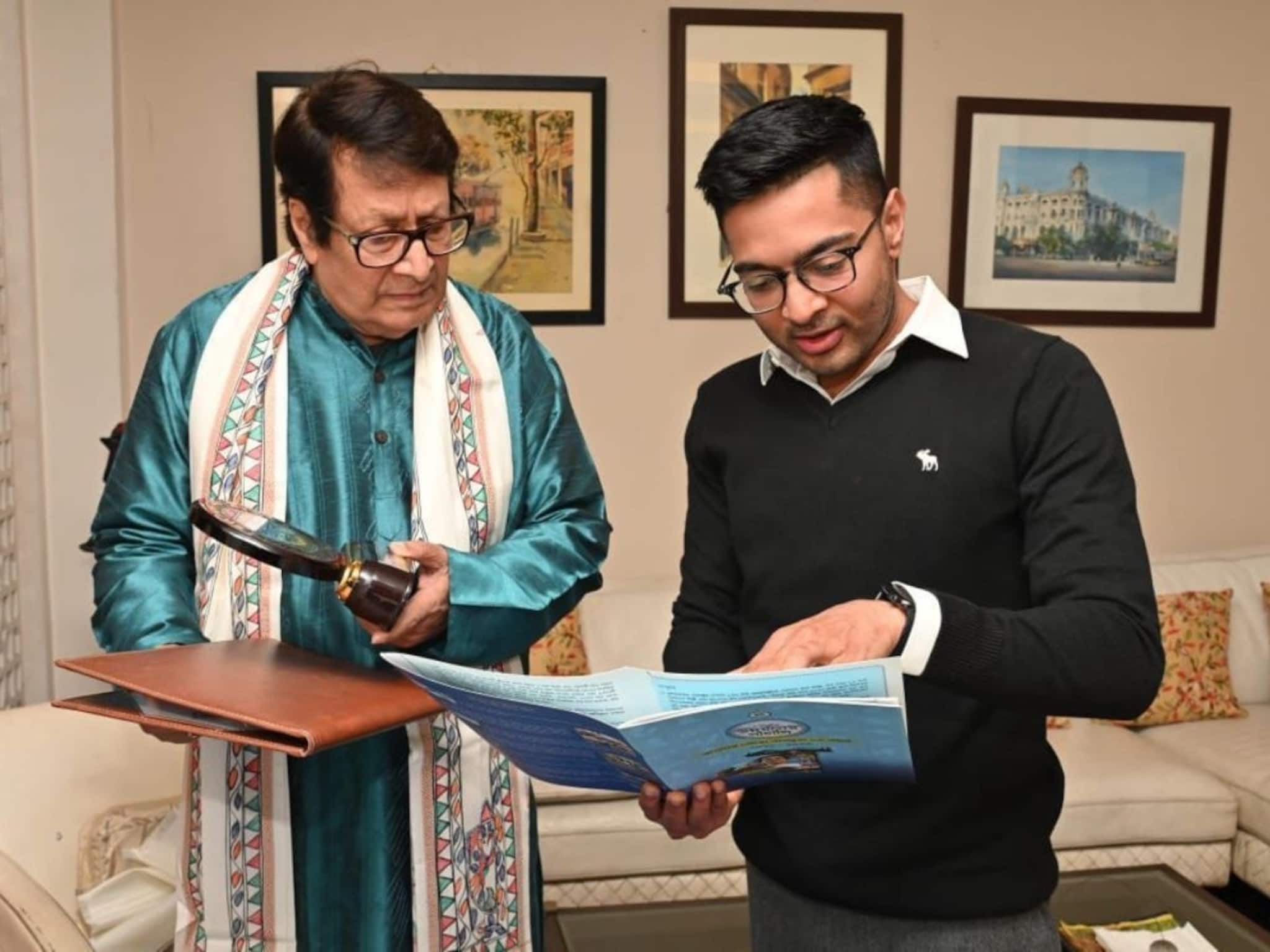 বিধানসভা ভোট আসন্ন! তার আগেই রঞ্জিত মল্লিকের বাড়িতে অভিষেক, তুলে দিলেন 'উন্নয়নের পাঁচালি'