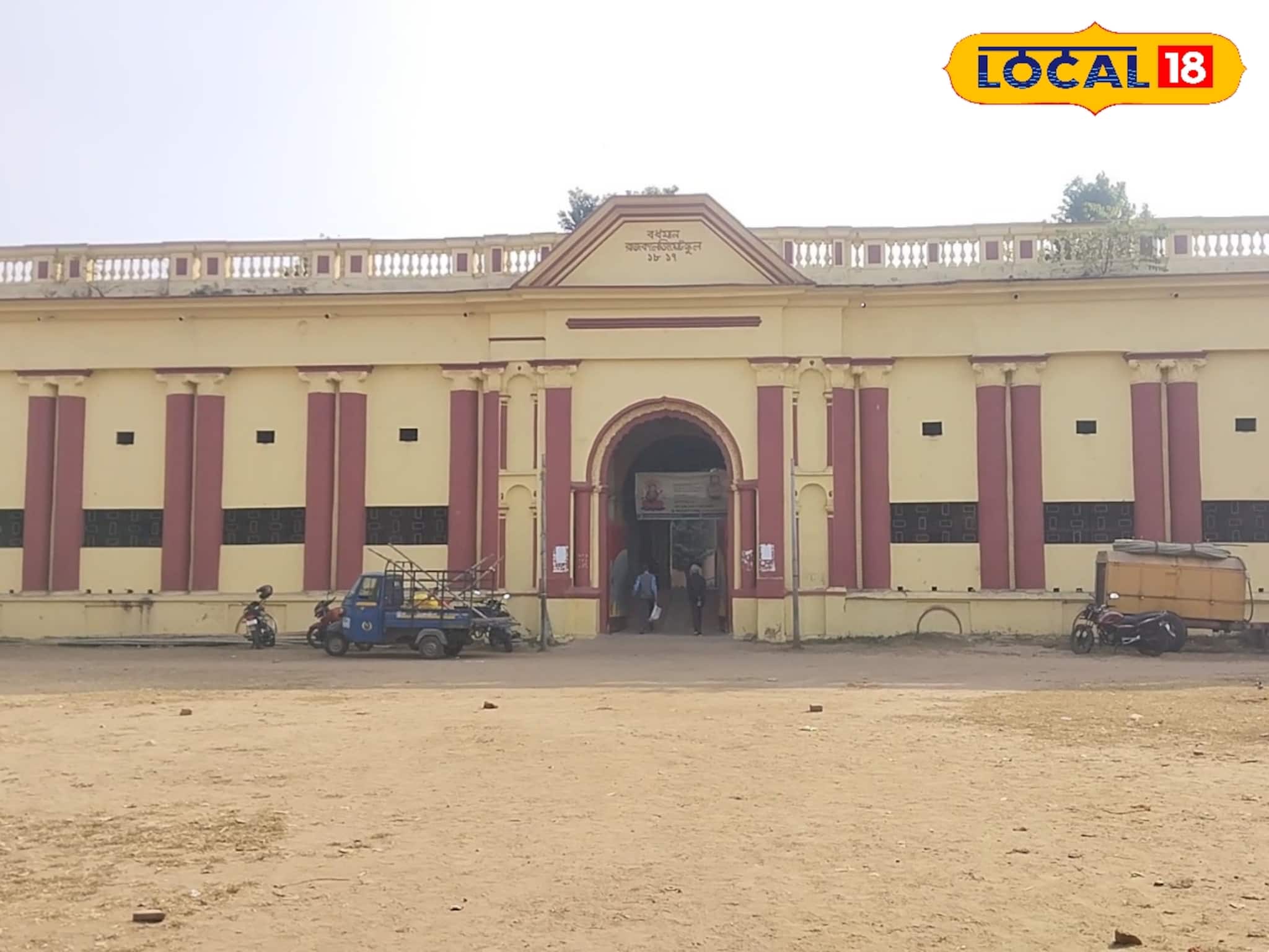 স্মৃতির ২০৯ বছর! স্কুলের জরাজীর্ণ দালানে আজও যেন ধ্বনিত হয় নেতাজির 'সেদিনের' ভাষণ স্মৃতির ২০৯ বছর! স্কুলের জরাজীর্ণ দালানে আজও যেন ধ্বনিত হয় নেতাজির 'সেদিনের' ভাষণ