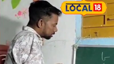 जगन्नाथ महारा: बिना हाथों के पैरों से शिक्षा फैलाते शिक्षक, वीडियो हुआ वायरल