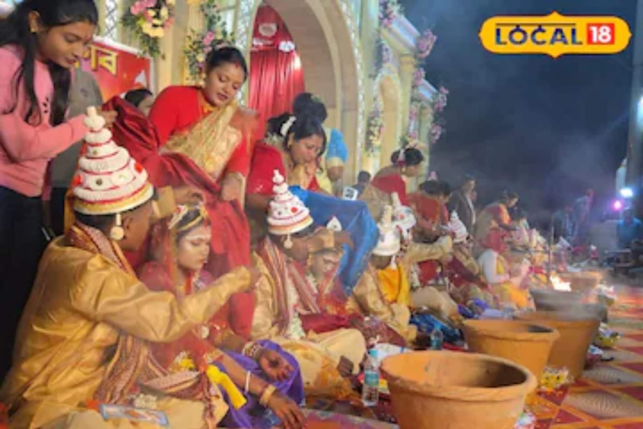 ব্যান্ড বাজিয়ে টোটোয় চেপে ছাদনাতলায় বর–কনে, মহিলা পুরোহিতেই অভিনব গণবিবাহ বেলদায়