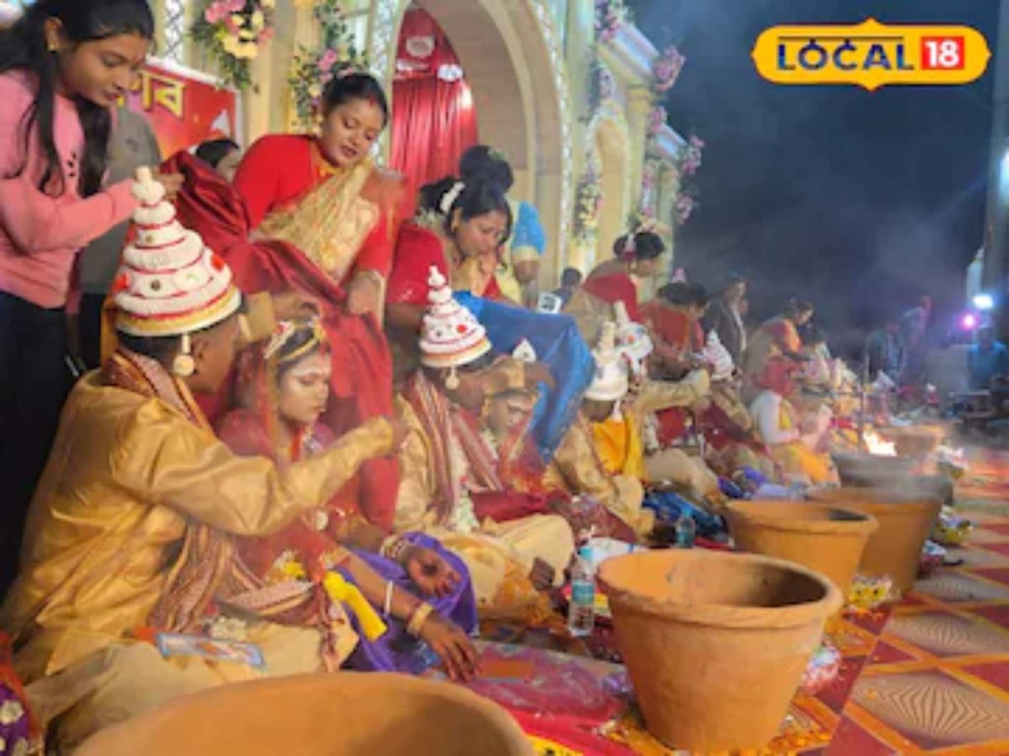 ব্যান্ড বাজিয়ে টোটোয় চেপে ছাদনাতলায় বর–কনে, মহিলা পুরোহিতেই অভিনব গণবিবাহ বেলদায়