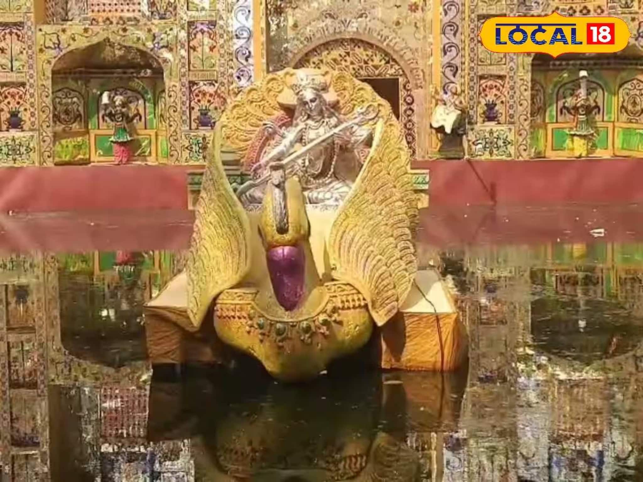 মণ্ডপের সামনে এলেই বেরিয়ে আসছে প্রতিমা! হাওড়ার বিখ্যাত সরস্বতী পুজো মণ্ডপের সামনে এলেই বেরিয়ে আসছে প্রতিমা! হাওড়ার বিখ্যাত সরস্বতী পুজো