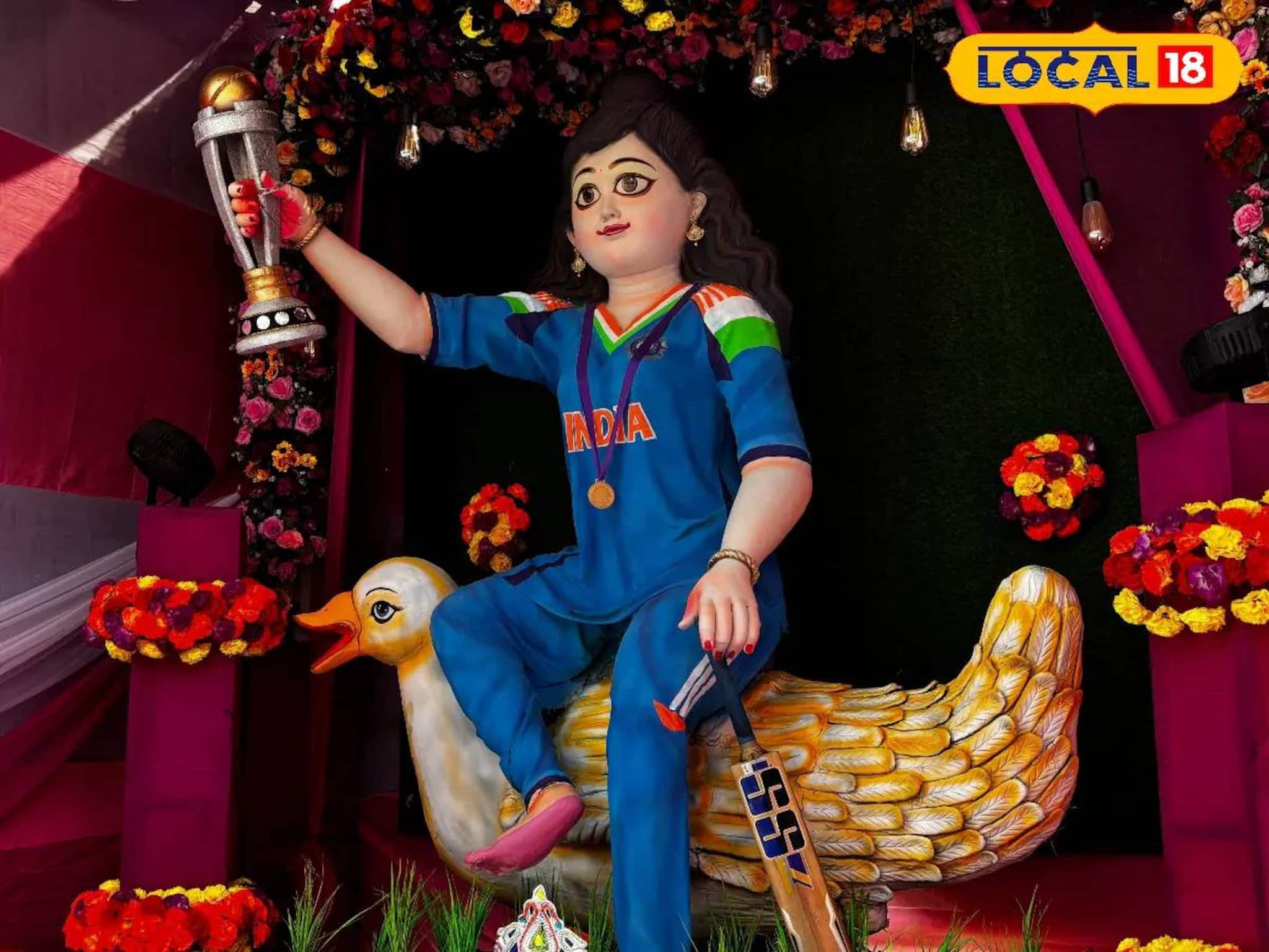 এক হাতে ব্যাট, অন্য হাতে বিশ্বকাপ! কাটোয়ায় টিম ইন্ডিয়ার জার্সিতে বাগদেবী