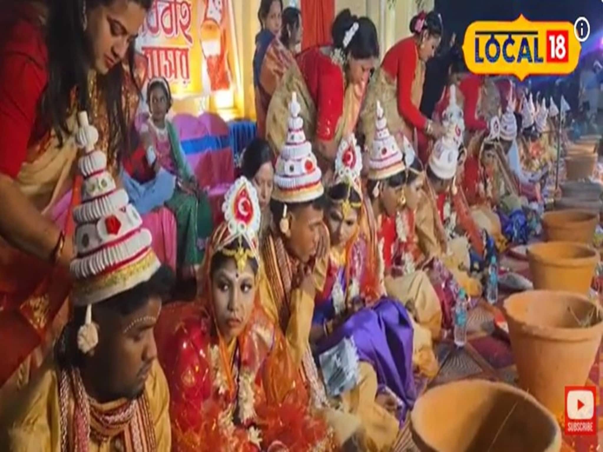 টোটোয় চেপে বিয়ে করতে যাচ্ছে বর-কনে, ভাইরাল বেলদার গণবিবাহ টোটোয় চেপে বিয়ে করতে যাচ্ছে বর-কনে, ভাইরাল বেলদার গণবিবাহ