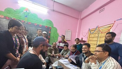 এসআইআরে ডাক পেয়েছিলেন মহম্মদ শামি এবং ভাই মহম্মদ কাইফ। মঙ্গলবার নির্বাচন কমিশনের নির্দেশে হাজিরা দিলেন ক্রিকেটার মহম্মদ শামি এবং তার ভাই মহম্মদ কাইফ।