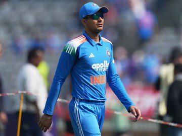 ভারতীয় দলের অন্দরে নতুন সমীকরণ নাকি! সিনিয়র তারকার ফ্লপ শো ঢাকতে অল আউট ঝাঁপালেন শুভমান