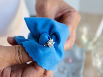 সাজে-দামে সোনাকে টেক্কা দিচ্ছে রুপো, পুরনো রুপোর গয়নার কালো ছোপ তুলবেন কীভাবে? রইল উপায়