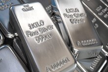 Silver Price: রেকর্ড দাম বৃদ্ধির পর এবার কি সস্তা হবে রুপো? জেনে নিন বিনিয়োগকারীদের এখন কী করা উচিত