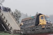 ডাম্পারের ভারে হুড়মুড়িয়ে ভেঙে পড়ল সেতু ! নড়বড়ে সেতুতে যান চলাচল কেন নিষিদ্ধ নয় !