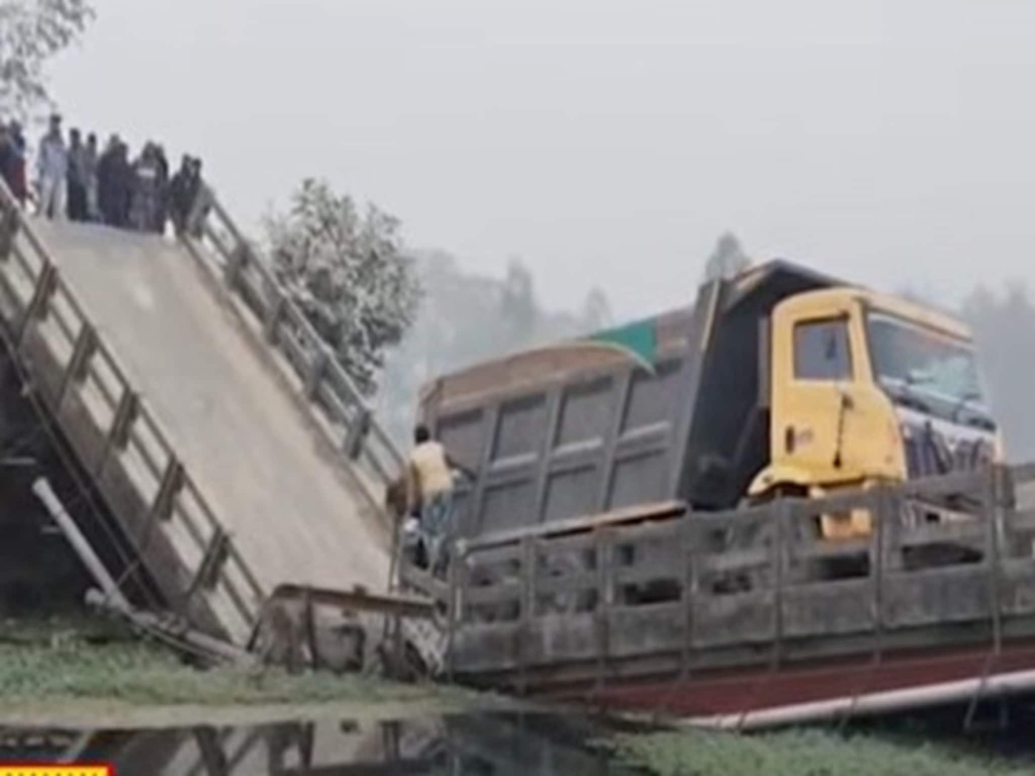 ডাম্পারের ভারে হুড়মুড়িয়ে ভেঙে পড়ল সেতু ! নড়বড়ে সেতুতে যান চলাচল কেন নিষিদ্ধ নয় ! ডাম্পারের ভারে হুড়মুড়িয়ে ভেঙে পড়ল সেতু ! নড়বড়ে সেতুতে যান চলাচল কেন নিষিদ্ধ নয় !