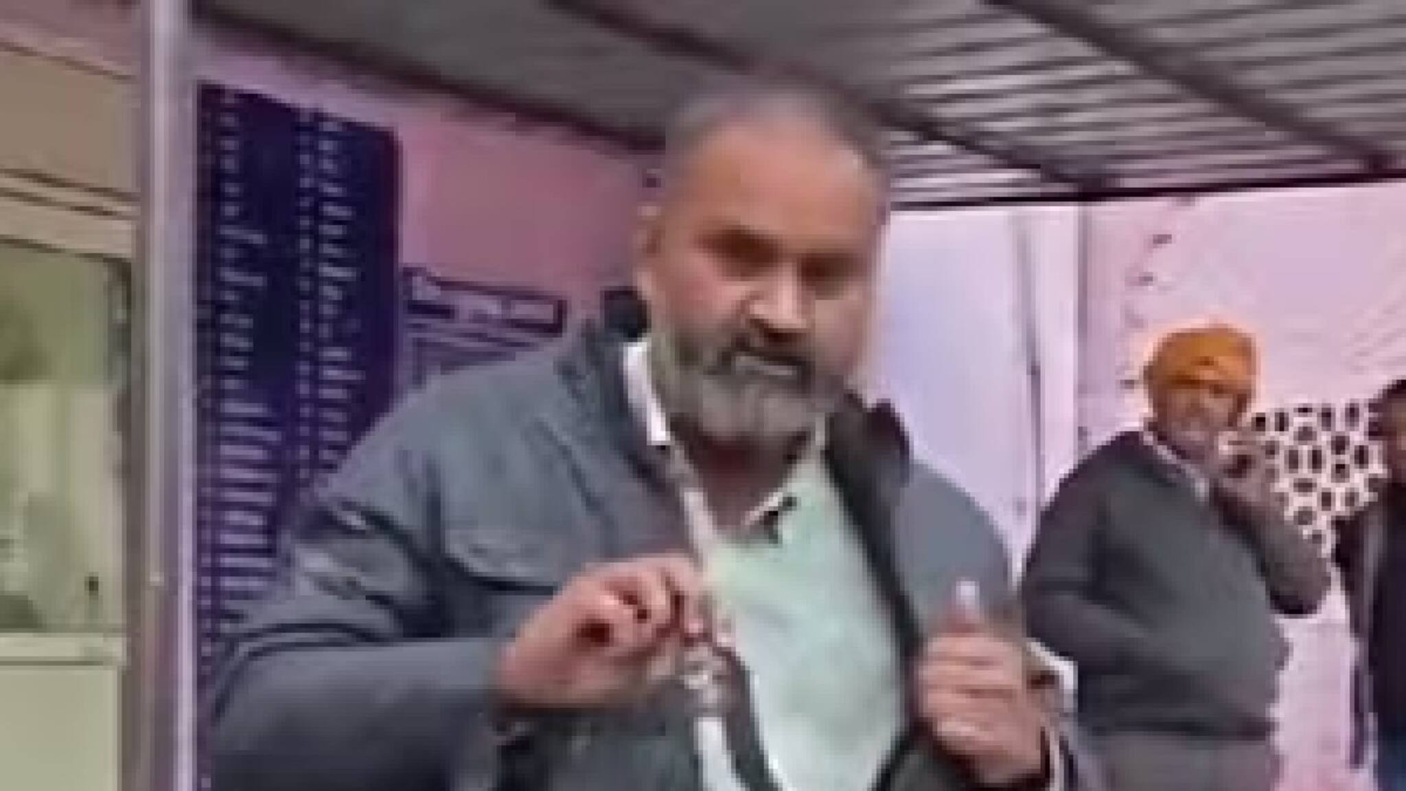 Snake bite viral news: সাপে কামড়ানোর পরেই ভয়ঙ্কর কাণ্ড ঘটালেন আক্রান্ত ব্যক্তি! পকেটে জ্যান্ত সাপ নিয়ে সোজা হাসপাতালে