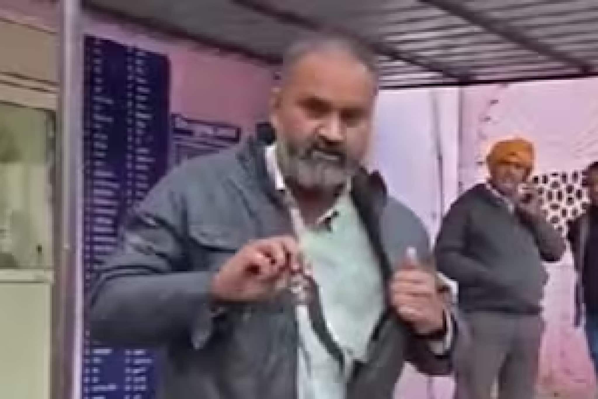 সাপে কামড়ানোর পরেই ভয়ঙ্কর কাণ্ড ঘটালেন আক্রান্ত ব্যক্তি! পকেটে সাপ নিয়ে সোজা হাসপাতালে সাপে কামড়ানোর পরেই ভয়ঙ্কর কাণ্ড ঘটালেন আক্রান্ত ব্যক্তি! পকেটে সাপ নিয়ে সোজা হাসপাতালে