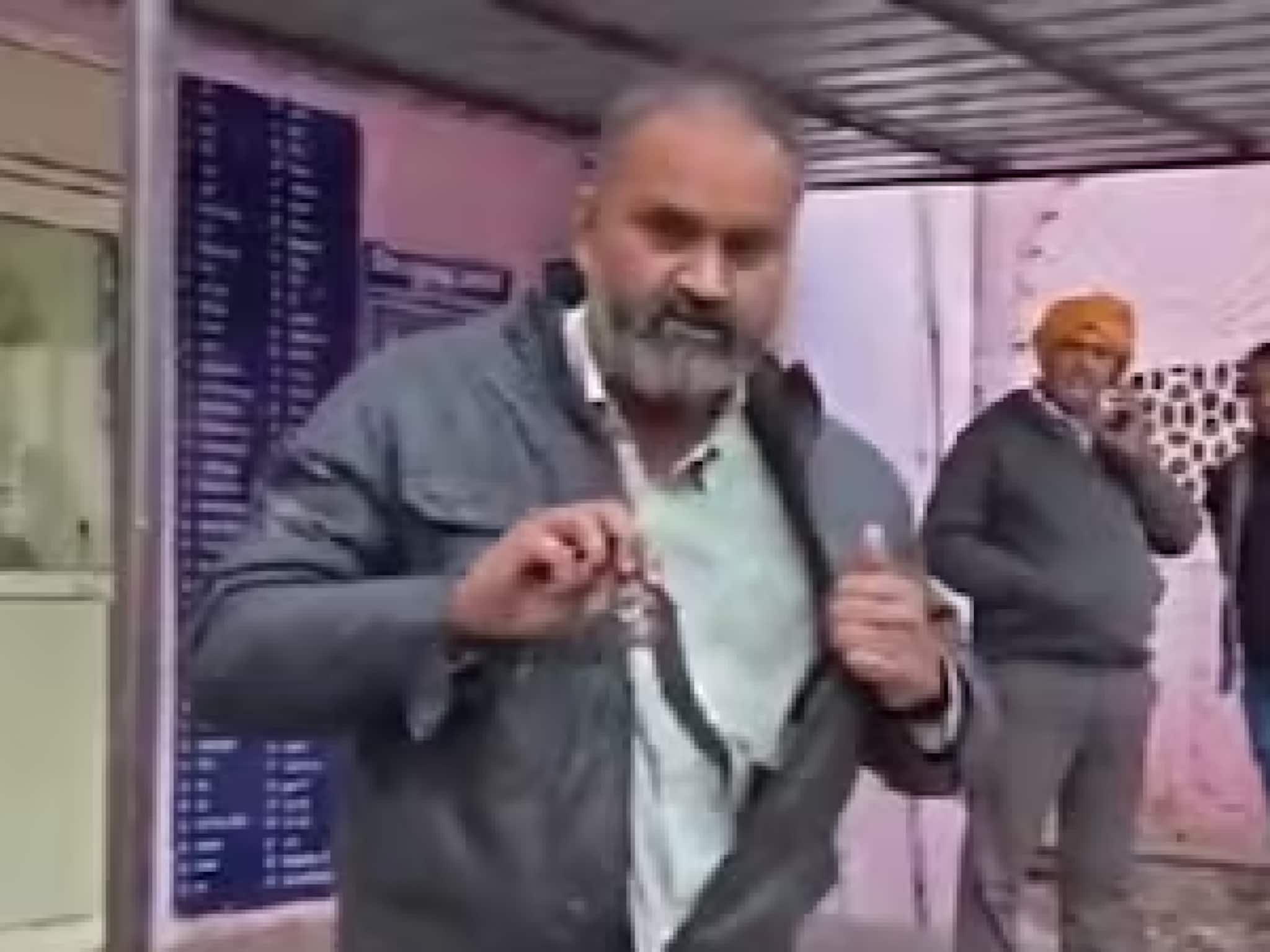 সাপে কামড়ানোর পরেই ভয়ঙ্কর কাণ্ড ঘটালেন আক্রান্ত ব্যক্তি! পকেটে সাপ নিয়ে সোজা হাসপাতালে