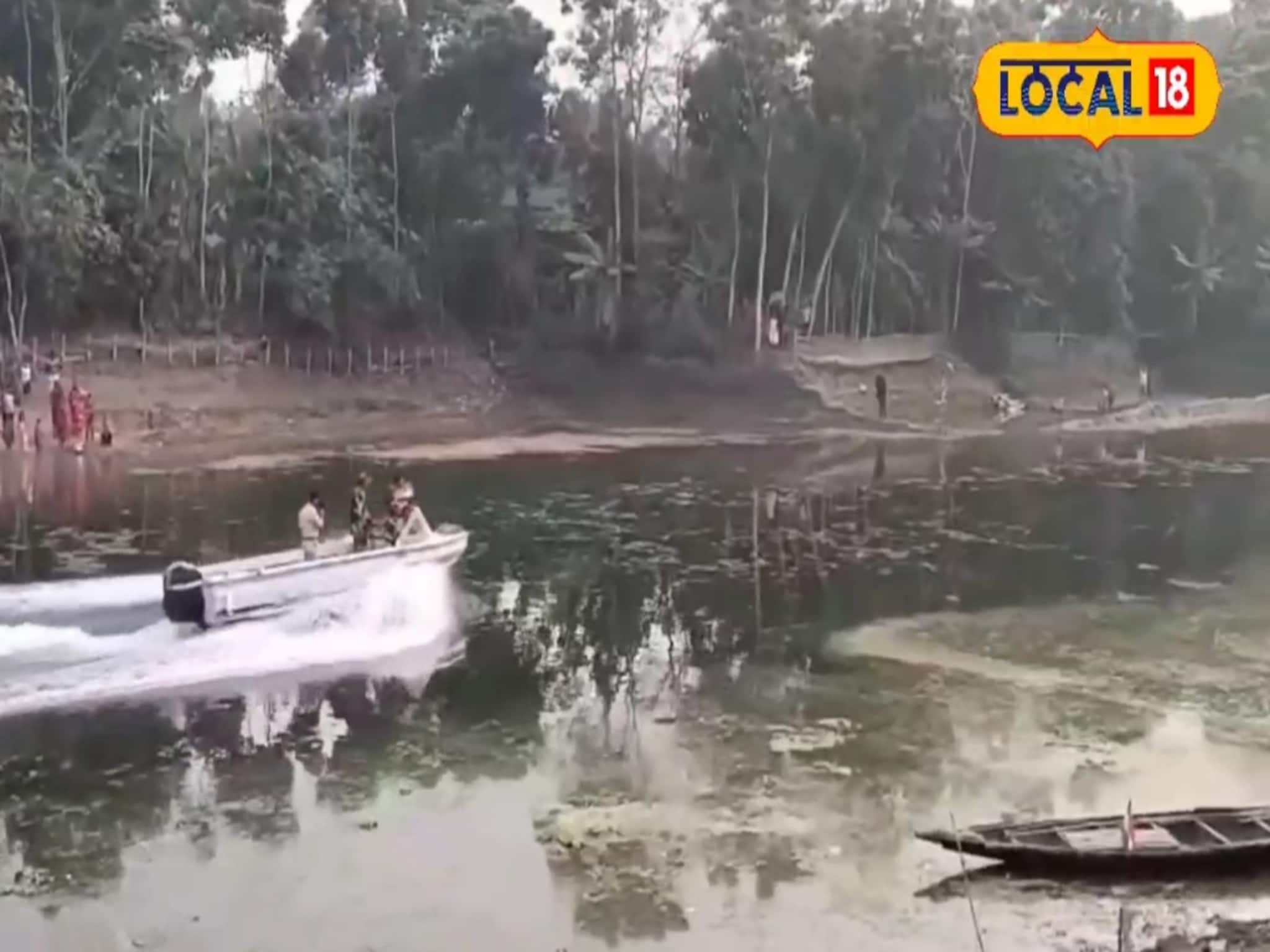 ভৈমি একাদশীতে সোনাই নদীতে দুই বাংলার মিলন! সীমান্তের বেড়াজালেও চার শতাব্দীর প্রথা অটুট ভৈমি একাদশীতে সোনাই নদীতে দুই বাংলার মিলন! সীমান্তের বেড়াজালেও চার শতাব্দীর প্রথা অটুট