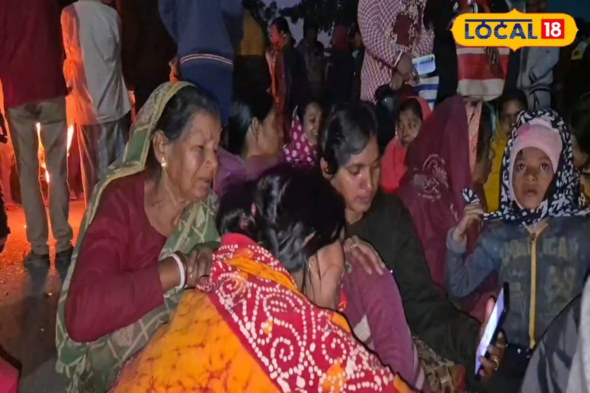 পথ দুর্ঘটনায় মৃত্যু! পরিবারকে ক্ষতিপূরণের দাবিতে দেহ রাস্তায় রেখে টায়ার জ্বালিয়ে বিক্ষোভ পথ দুর্ঘটনায় মৃত্যু! পরিবারকে ক্ষতিপূরণের দাবিতে দেহ রাস্তায় রেখে টায়ার জ্বালিয়ে বিক্ষোভ