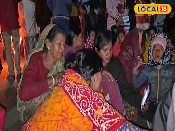 মৃতদেহ রাস্তায় রেখে টায়ার জ্বালিয়ে বিক্ষোভ মৃতদেহ রাস্তায় রেখে টায়ার জ্বালিয়ে বিক্ষোভ