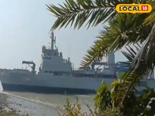 নদীর চড়ে বার্জ আটকে রয়েছে