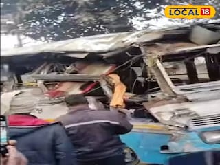 দুমড়েমুচড়ে যাওয়া বাস