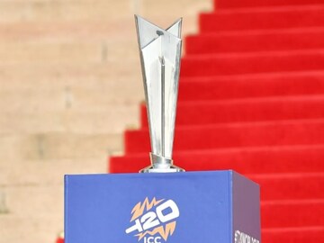 কে তৈরি করেছে টি-২০ বিশ্বকাপ ট্রফি? কোন কোন ধাতু দিয়ে তৈর? দাম জানলে অবাক হবেন