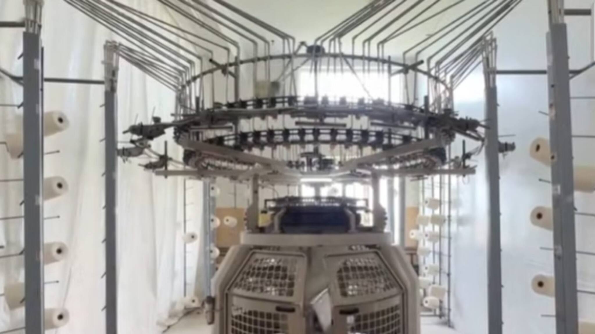 'সুতোয়' ঝুলছে বাংলাদেশের ভাগ্য! বড় সমস্যায় ওপার বাংলা