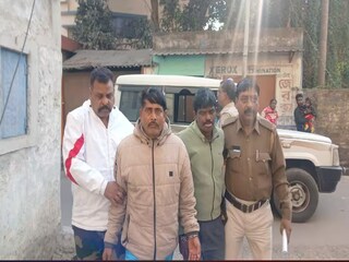 ধৃত তৃণমূল নেতা হাই মল্লিক (বাঁদিক থেকে দ্বিতীয়)৷