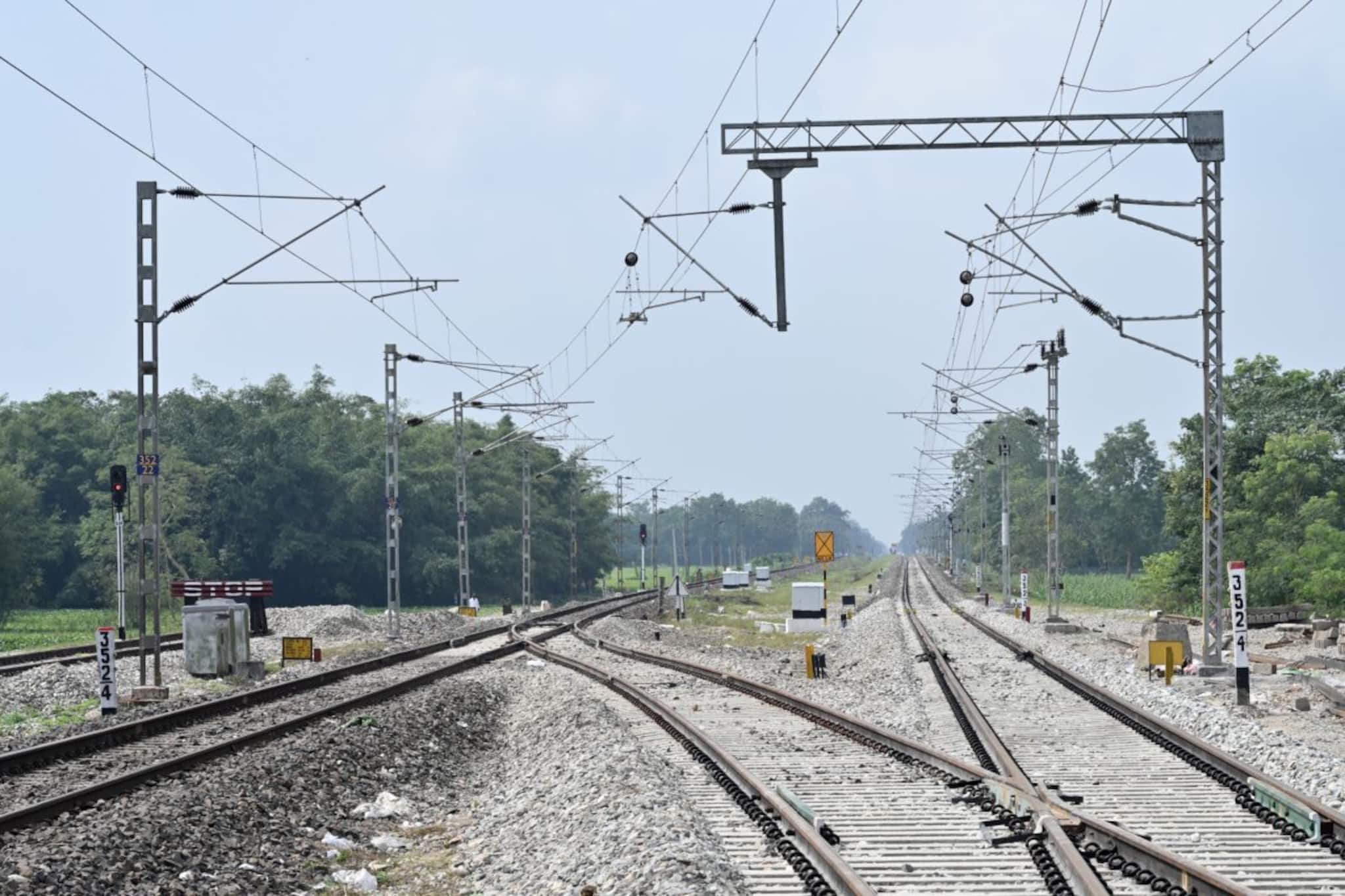 ট্রেনের গতি বাড়াতে চলছে বৈদ্যুতিকরণের কাজ, নজির গড়ে আশার আলো দেখাচ্ছে উত্তর-পূর্ব রেল