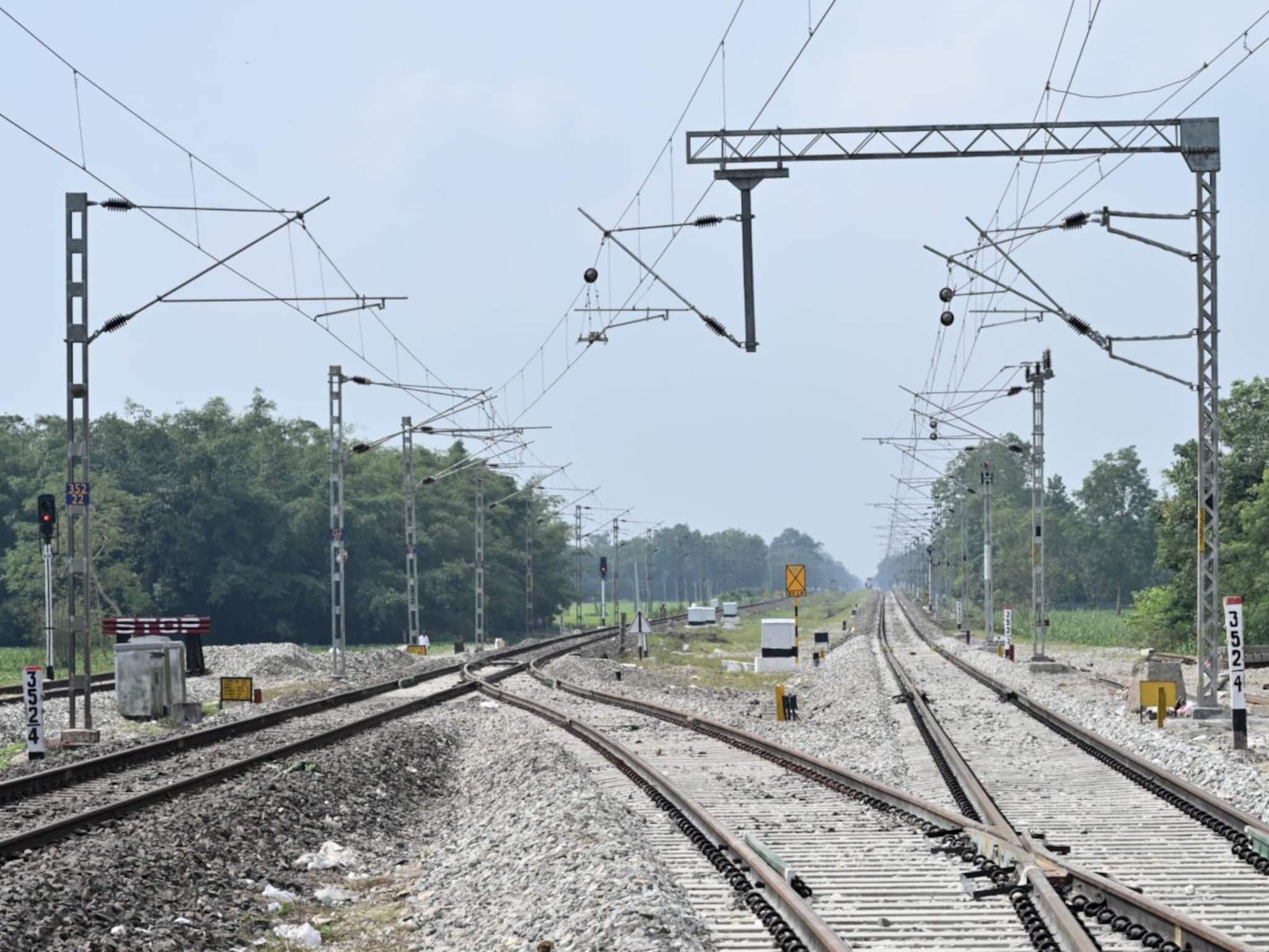 ট্রেনের গতি বাড়াতে চলছে বৈদ্যুতিকরণের কাজ, নজির গড়ে আশার আলো দেখাচ্ছে উত্তর-পূর্ব রেল ট্রেনের গতি বাড়াতে চলছে বৈদ্যুতিকরণের কাজ, নজির গড়ে আশার আলো দেখাচ্ছে উত্তর-পূর্ব রেল