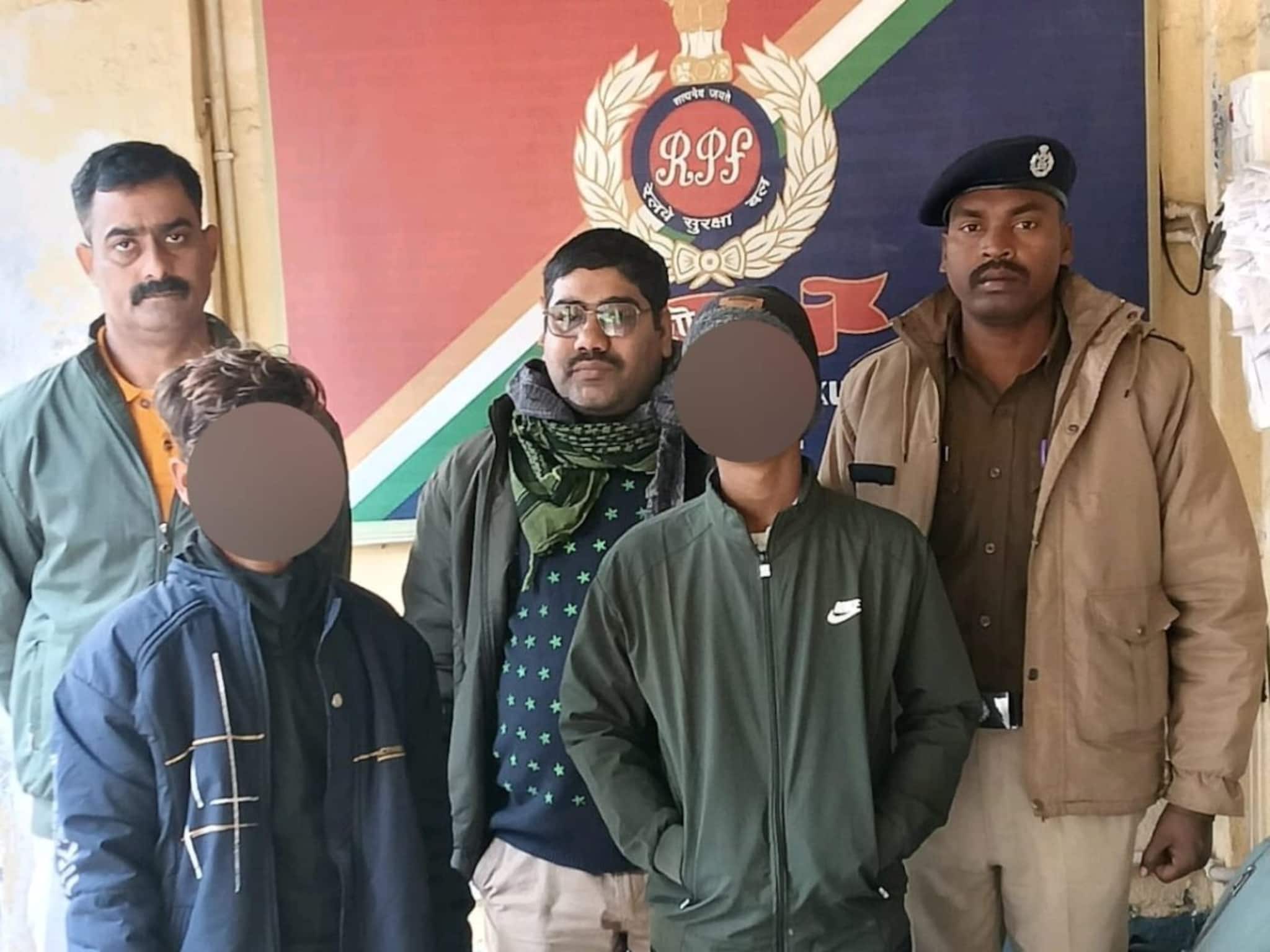 বাংলার একাধিক রেলস্টেশন থেকে একে একে উদ্ধার ৭ শিশু, কেন স্টেশনে ঘুরছিল তারা? RPF-এর সাফল্য বাংলার একাধিক রেলস্টেশন থেকে একে একে উদ্ধার ৭ শিশু, কেন স্টেশনে ঘুরছিল তারা? RPF-এর সাফল্য