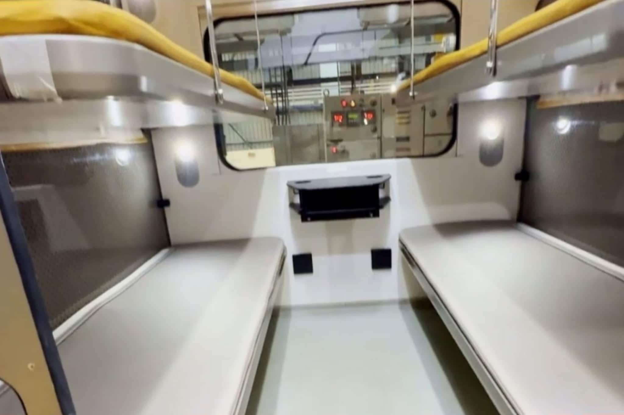 বন্দে ভারত স্লিপার কোন কোন জেলার উপর দিয়ে যাবে? কত ভাড়া? পশ্চিমবঙ্গের রেল পরিকাঠামোয় বড় স