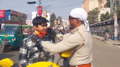 घातक चीनी मांझे से बचाने के लिए बर्धमान पुलिस ने बाइक सवारों को बांटे नेक सील.