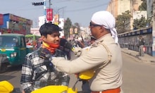 প্রাণঘাতী ঘুড়ির চিনা মাঞ্জা! বাঁচাতে বাইক আরোহীদের কী পরাল পুলিশ? বর্ধমানে বড় উদ্যোগ