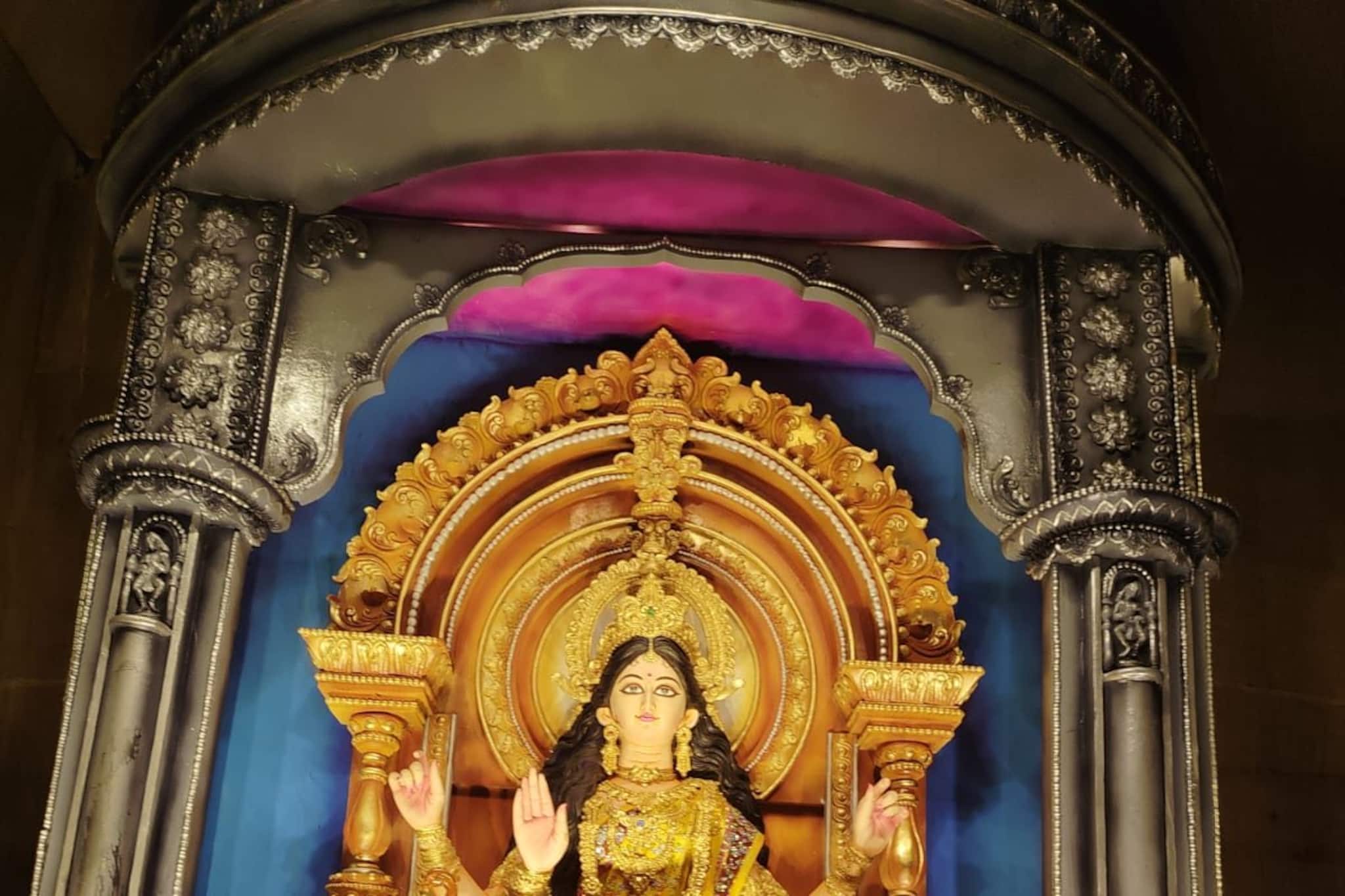 তিনশো বছরের ঐতিহ্য, বিগ বাজেটের পুজো দেখতে মানুষের ঢল! সরস্বতী পুজোয় উৎসবের মেজাজ কালনায়