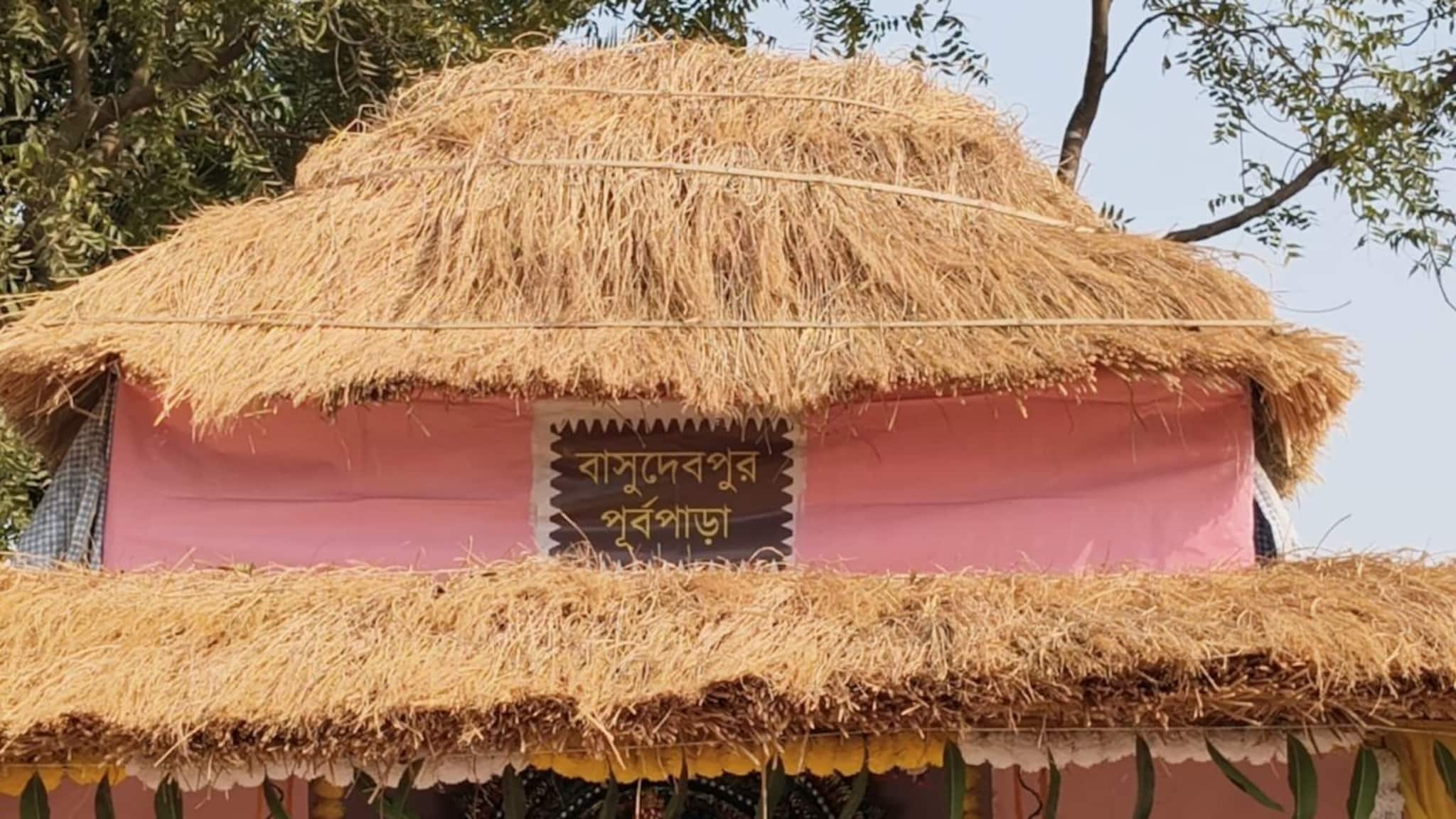 কংক্রিটের ভিড়ে হারিয়ে যাচ্ছে সবুজ, রায়নায় সরস্বতী পুজোর থিম পল্লীগ্রাম 