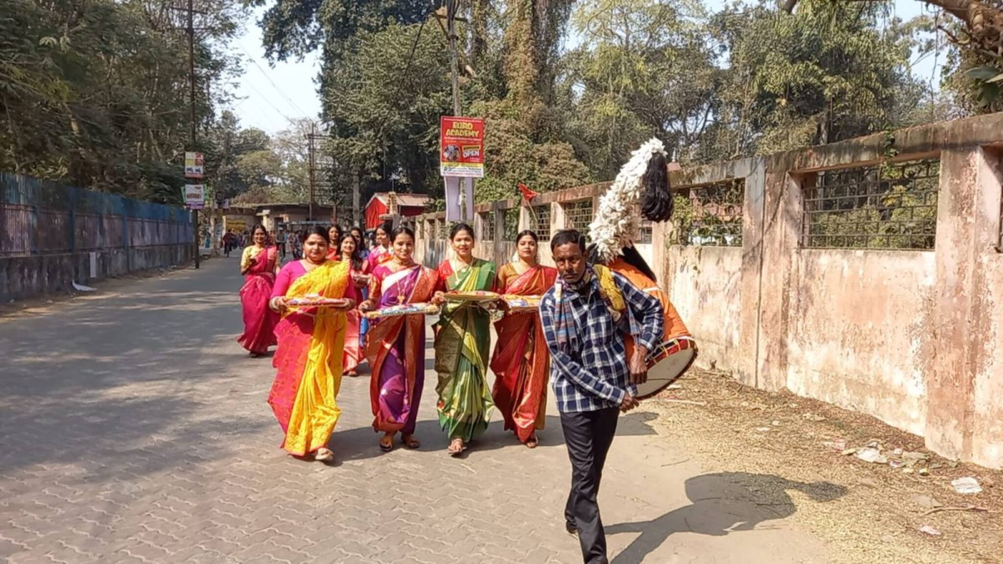 তত্ত্বের ডালিতে হৃদয়ের অর্ঘ্য! বসন্ত এল বর্ধমানের গোলাপবাগে