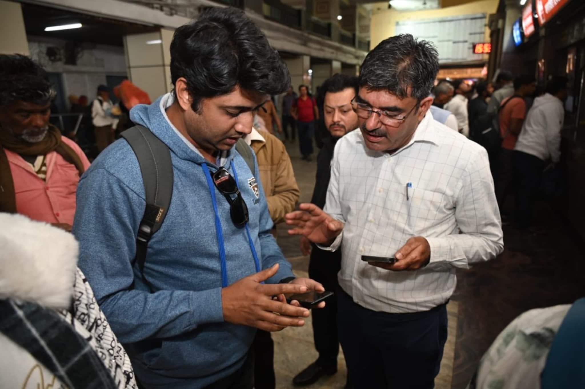 টিকিট কাউন্টারে দীর্ঘ লাইনে, অ্যাপে যাত্রীদের উৎসাহ বাড়াতে তৎপর রেল