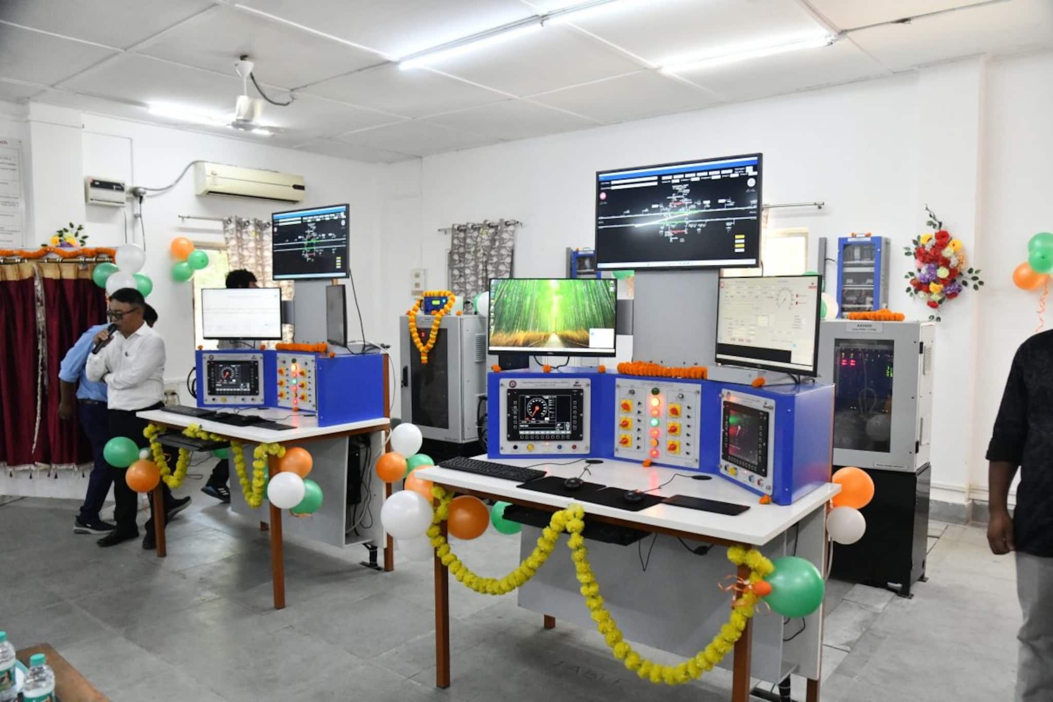 রেলওয়েতে মাইলফলক! সফলভাবে পরীক্ষা করা হল 'কবচ' প্রযুক্তির! জানেন এটা কী ভাবে কাজ করে? রেলওয়েতে মাইলফলক! সফলভাবে পরীক্ষা করা হল 'কবচ' প্রযুক্তির! জানেন এটা কী ভাবে কাজ করে?