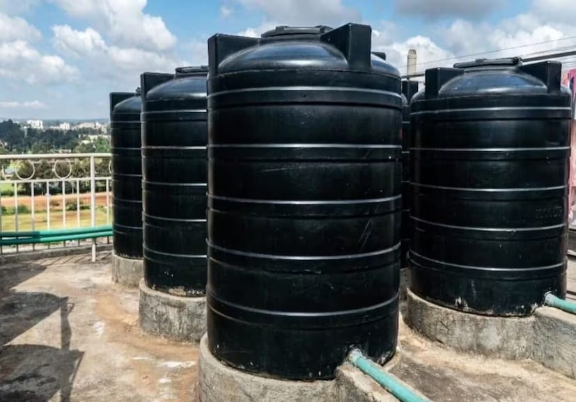 শীতের সময় সকালে ঘুম থেকে ওঠা একটি বড় চ্যালেঞ্জ হয়ে দাঁড়ায়। এর পর কল খুলে তার সামনে হাত রাখার সঙ্গে সঙ্গে মনে হয় যেন বরফের টুকরো হাতে পড়ছে। আর যদি ট্যাঙ্কের জল দিয়ে স্নান করতে হয়, তাহলে সেটা একটা বড় সমস্যা তো বটেই। মধ্যবিত্ত অনেক পরিবারের পক্ষে বাথরুমে গিজার লাগানো প্রায় অসম্ভব। তাছাড়া, জল গরম করার জন্য ইমারসন রড ব্যবহার করলে বিদ্যুৎ বিল বাড়তেই থাকবে। এতে পকেটের উপর চাপ পড়বে। সকালে গরম জলে স্নান করা প্রায় অসম্ভবই যেন হয়ে পড়ে! শীতের সময় সকালে ঘুম থেকে ওঠা একটি বড় চ্যালেঞ্জ হয়ে দাঁড়ায়। এর পর কল খুলে তার সামনে হাত রাখার সঙ্গে সঙ্গে মনে হয় যেন বরফের টুকরো হাতে পড়ছে। আর যদি ট্যাঙ্কের জল দিয়ে স্নান করতে হয়, তাহলে সেটা একটা বড় সমস্যা তো বটেই। মধ্যবিত্ত অনেক পরিবারের পক্ষে বাথরুমে গিজার লাগানো প্রায় অসম্ভব। তাছাড়া, জল গরম করার জন্য ইমারসন রড ব্যবহার করলে বিদ্যুৎ বিল বাড়তেই থাকবে। এতে পকেটের উপর চাপ পড়বে। সকালে গরম জলে স্নান করা প্রায় অসম্ভবই যেন হয়ে পড়ে!