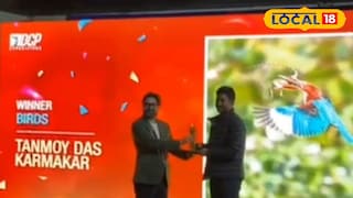 মুম্বইয়ের মঞ্চে পুরিস্ককার নিচ্ছেন আলোকচিত্রী তন্ময় দাস কর্মকার