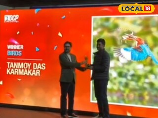 মুম্বইয়ের মঞ্চে পুরিস্ককার নিচ্ছেন আলোকচিত্রী তন্ময় দাস কর্মকার