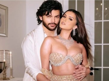 মঞ্চে এপি ধিলোঁর সঙ্গে ‘ঘনিষ্ঠ’ মুহূর্তই কি কাল হল? পাকাপাকি সম্পর্ক শেষ করলেন তারা ও বীর