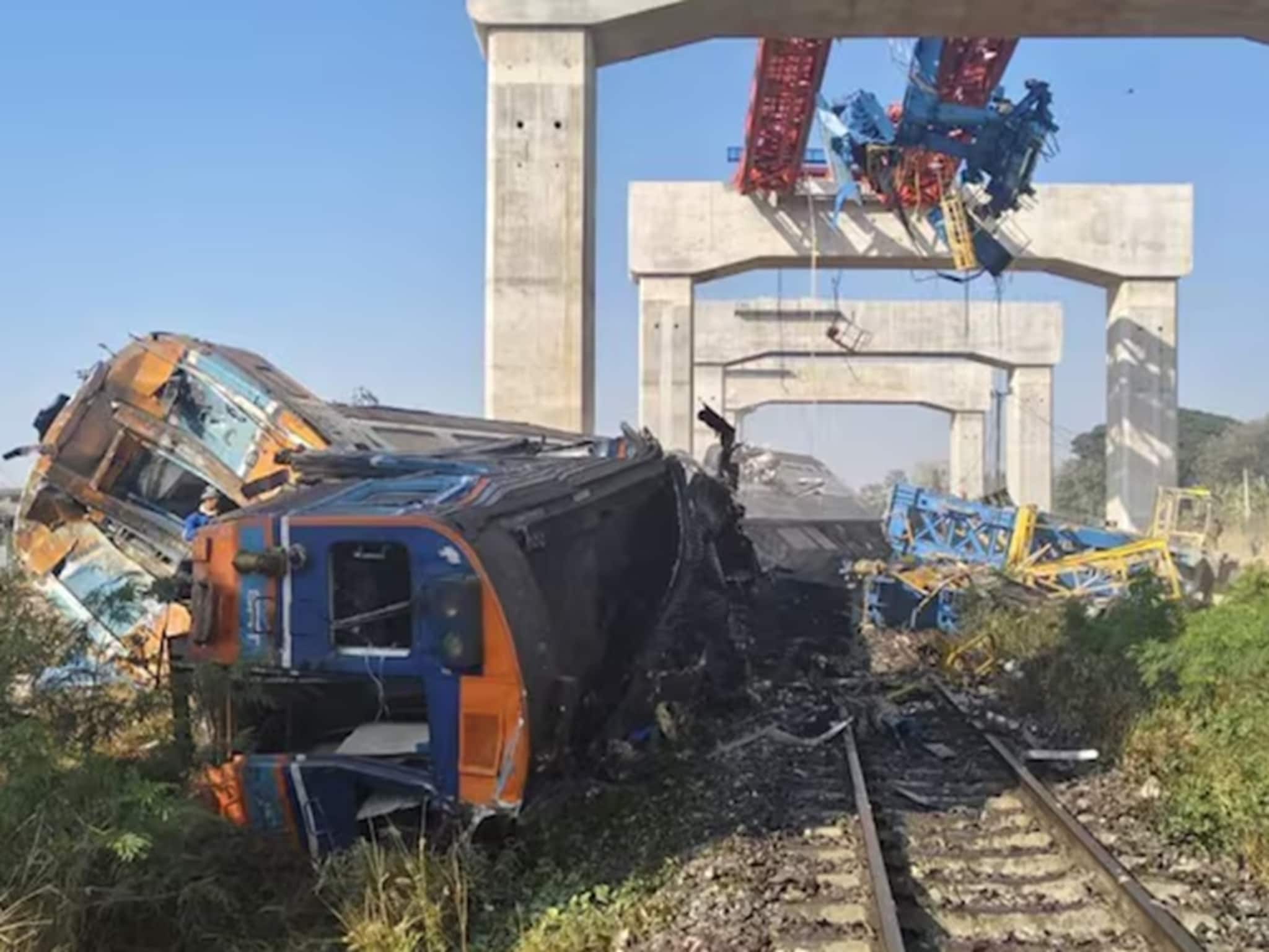 চলন্ত ট্রেনের উপর ভেঙে পড়ল ক্রেন ! থাইল্যান্ডে ভয়াবহ দুর্ঘটনা, মৃত ২২