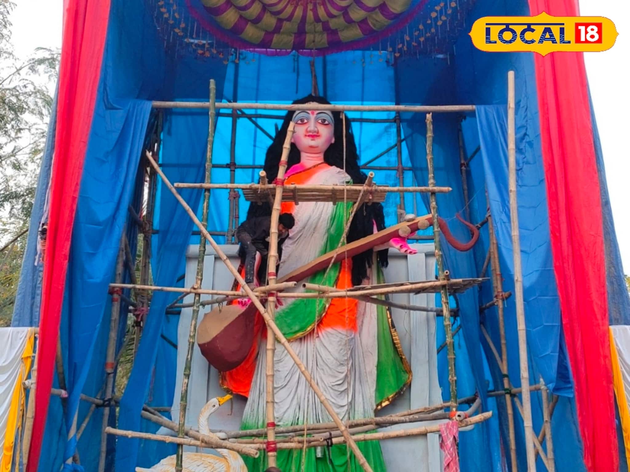 ‘২৬’কে কেন্দ্র করে সরস্বতী পুজো! মালদহের উচ্চতম বাগদেবী, দেখুন মাথা উঁচু করে