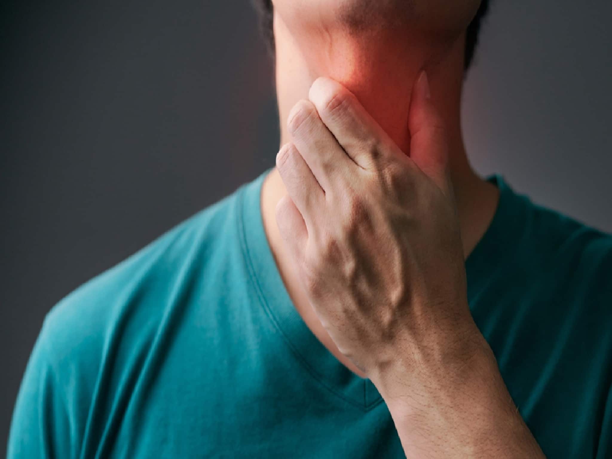 ঢোক গিললেই কাঁটার মতো যেন গলায় বিঁধছে? ঠান্ডায় হলে কী করণীয়? রইল তাড়াতাড়ি সেরে ওঠার টিপস