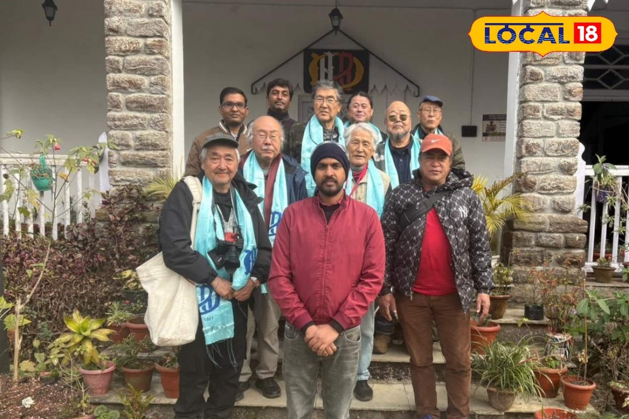 ৫৪ বছরের প্রেম! জাপানের প্রবীণ রেলপ্রেমীর টানে আজও ধোঁয়া ছাড়ে দার্জিলিংয়ের টয়ট্রেন ৫৪ বছরের প্রেম! জাপানের প্রবীণ রেলপ্রেমীর টানে আজও ধোঁয়া ছাড়ে দার্জিলিংয়ের টয়ট্রেন