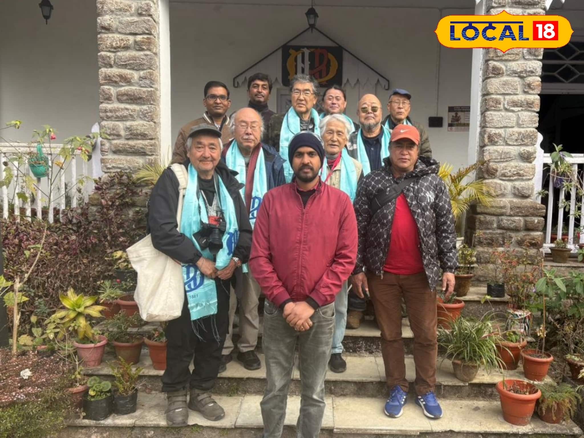 ৫৪ বছরের প্রেম! জাপানের প্রবীণ রেলপ্রেমীর টানে আজও ধোঁয়া ছাড়ে দার্জিলিংয়ের টয়ট্রেন ৫৪ বছরের প্রেম! জাপানের প্রবীণ রেলপ্রেমীর টানে আজও ধোঁয়া ছাড়ে দার্জিলিংয়ের টয়ট্রেন