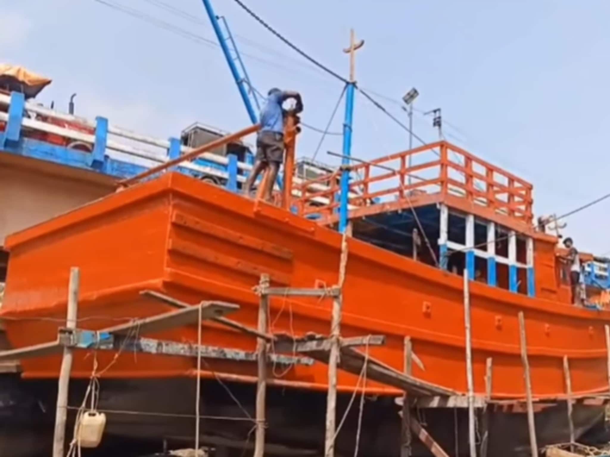 একটি ট্রলার তৈরি করতে কত খরচ পড়ে? জানলে চমকে যাবেন একটি ট্রলার তৈরি করতে কত খরচ পড়ে? জানলে চমকে যাবেন