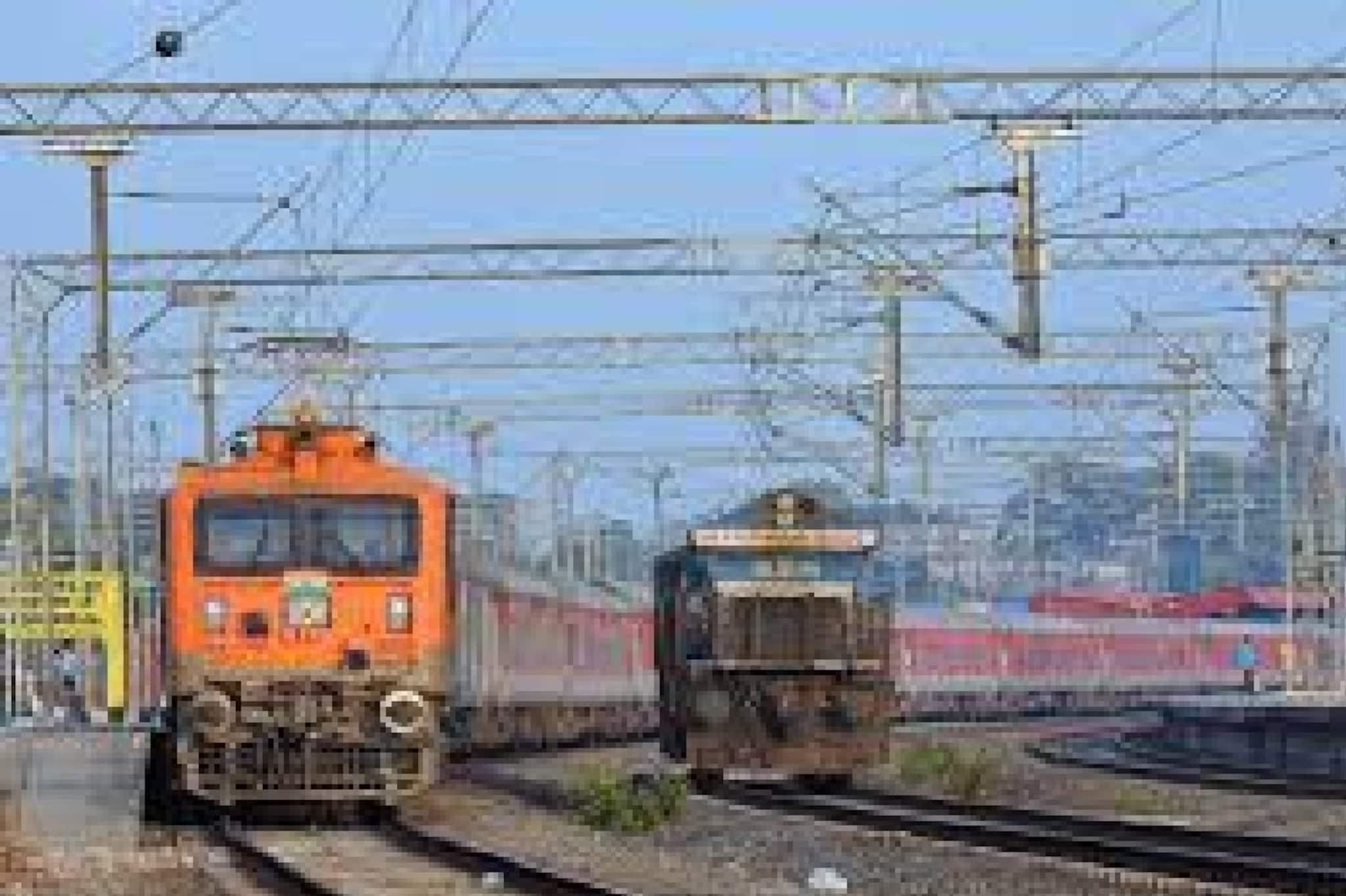 ট্রেনের চাকা থেকে ধোঁয়া, সরাইঘাট এক্সপ্রেসে আগুন আতঙ্ক